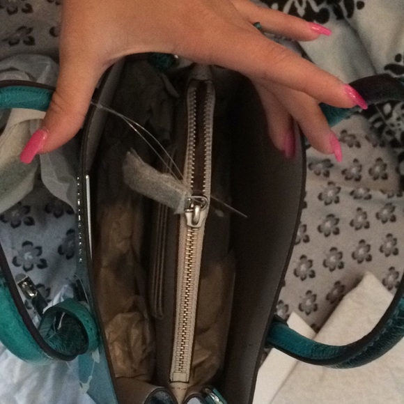 Michael Kors messenger purse - Picture 5 of 5